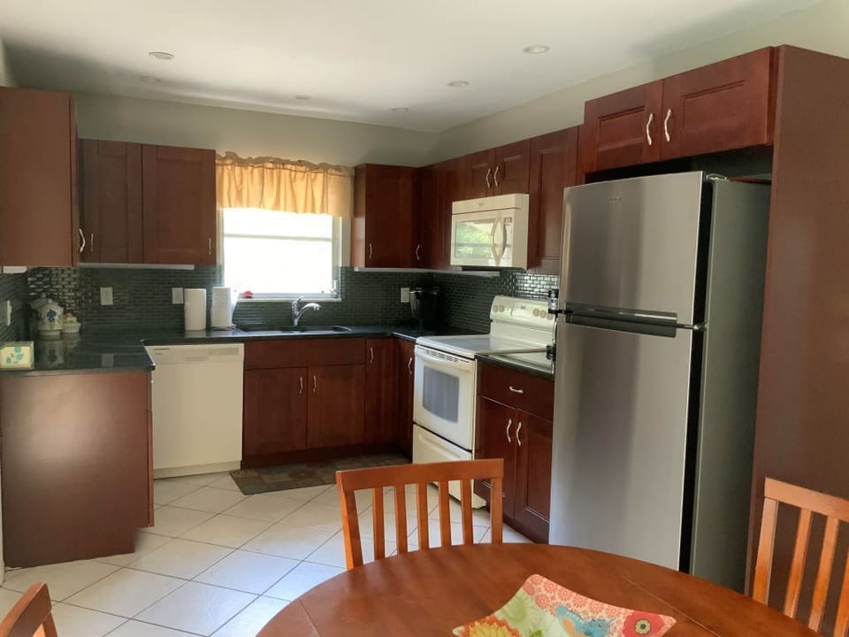 Hardwood maple kitchen with granite counter tops. Kitchen is fully equipped.