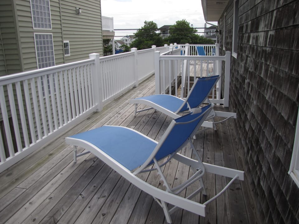 Side of house with additional deck space.