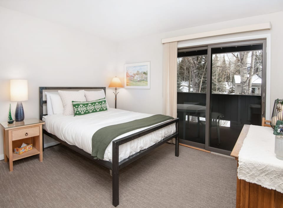 Queen Bedroom with en suite full bathroom