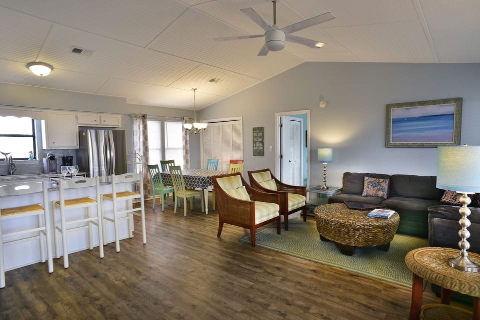 Open kitchen, dining room and living room floor plan w/vaulted ceiling + fan