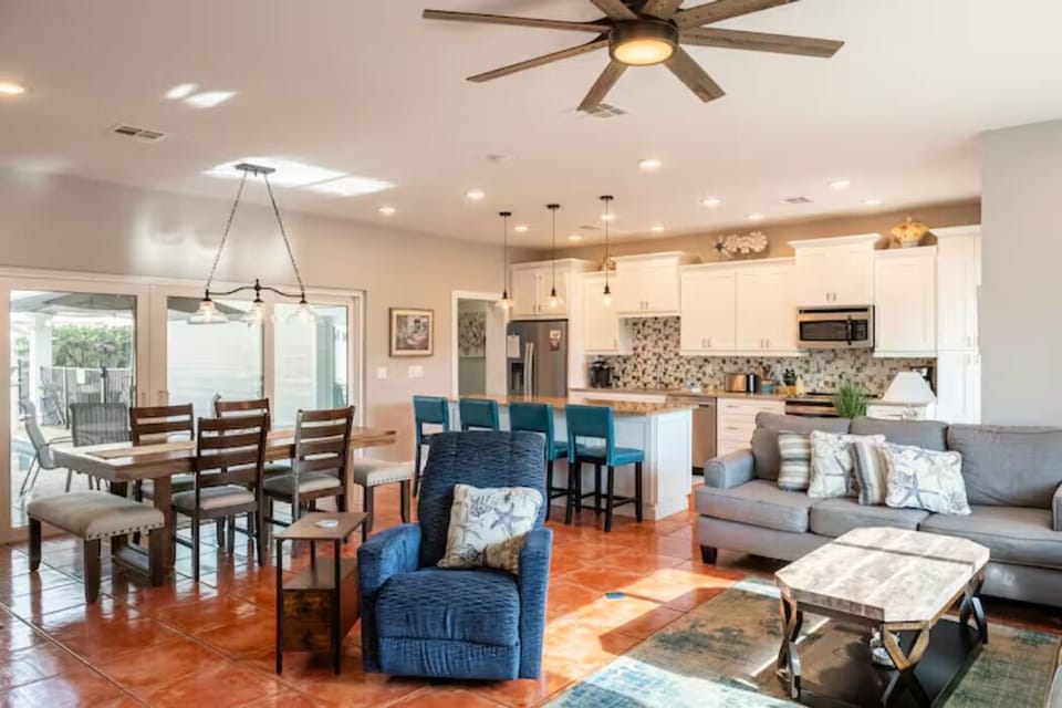 Large open style kitchen, living room and dining room area.