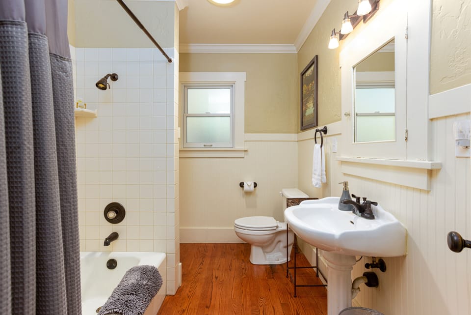 Full sized hall bathroom with tub/shower combination