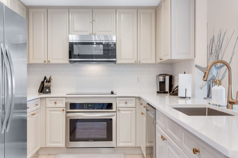 Freshly Renovated Kitchen w/ a Keurig & Traditional Coffee Pot w/ Coffee Filters
