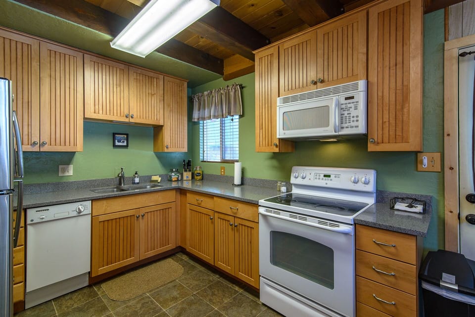 Well-designed kitchen with all the amenities.