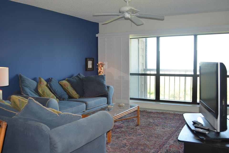 Ocean front living room w/flat screen tv