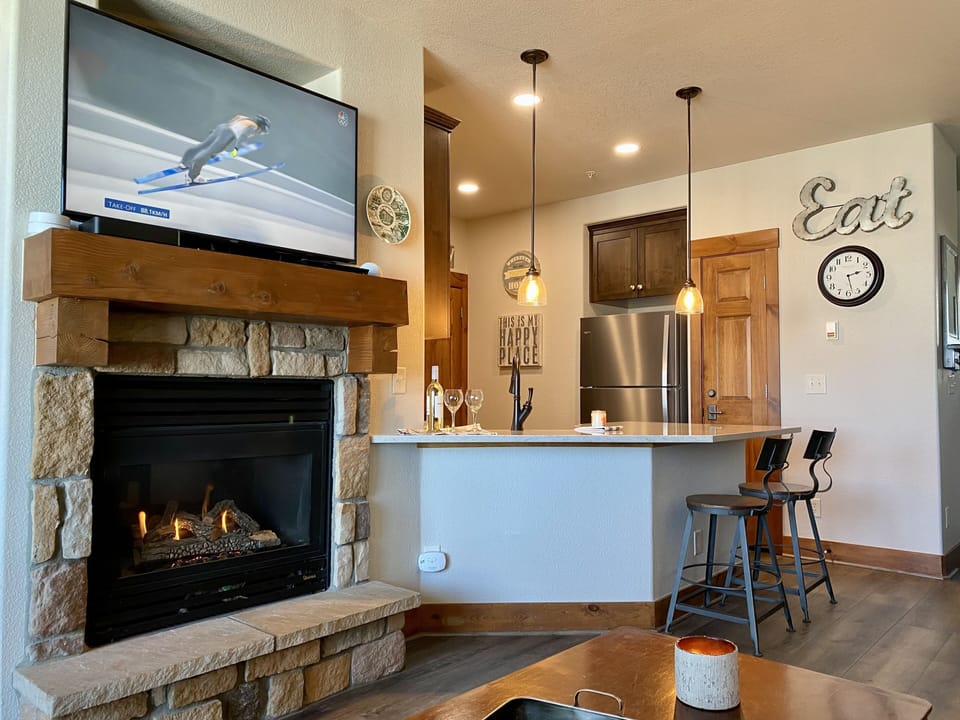 Relax on the sofa while watching the 50-inch HD Apple AirPlay, chromecast tv.