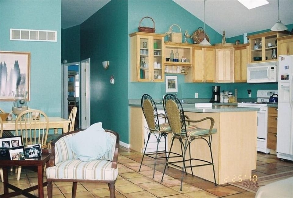 Open Kitchen/Dinning Area