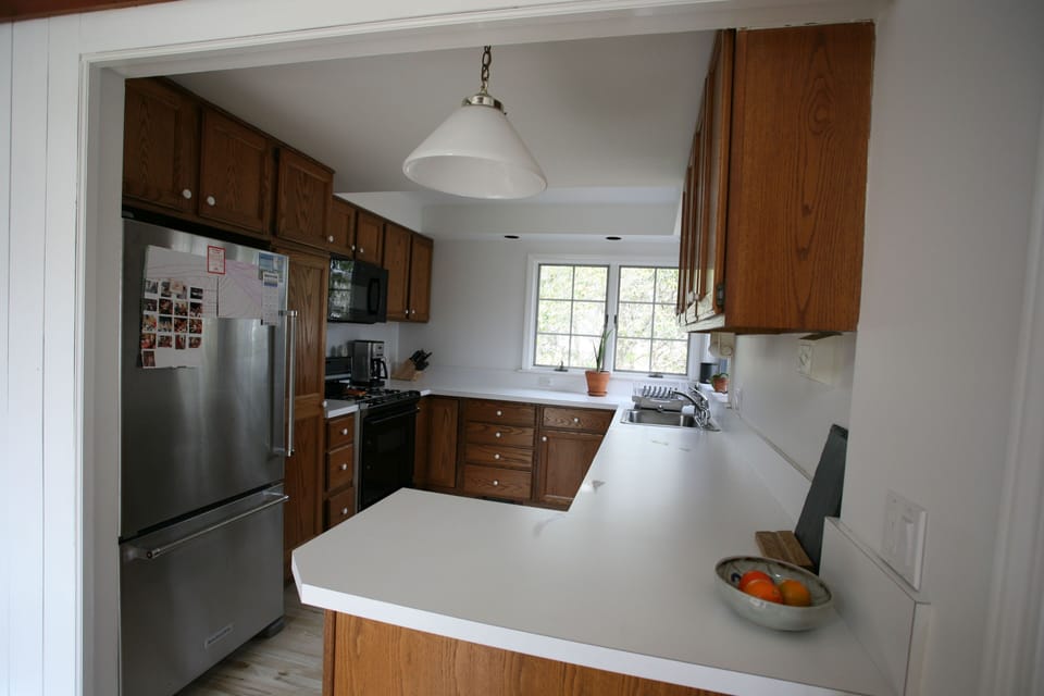 KITCHEN.  NEW APPLIANCES WITH BOTTLED WATER SYSTEM (INCLUDING ICE MAKER)
