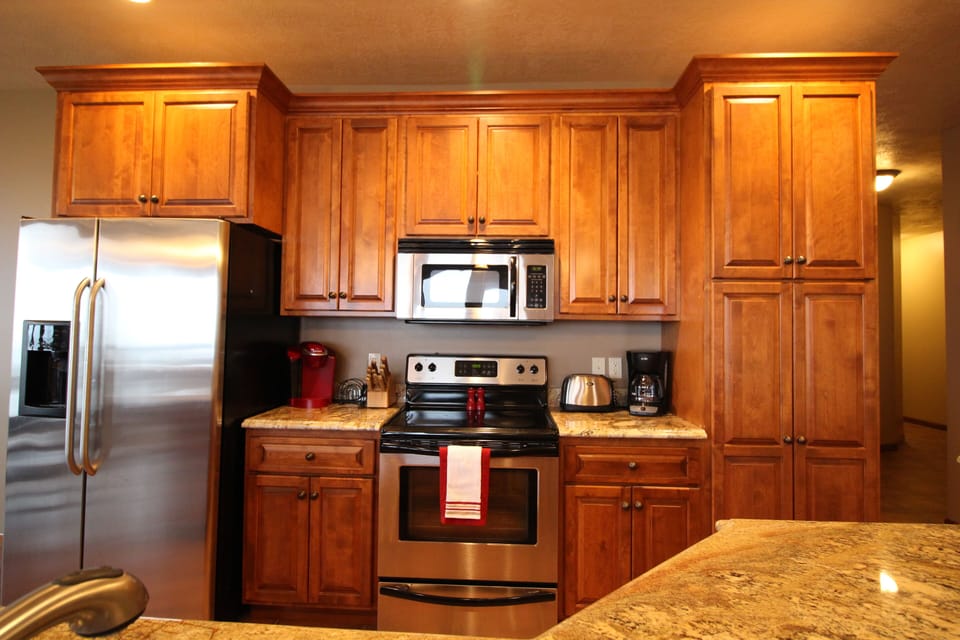 Beautiful Kitchen w/granite, Kuerig and coffee maker