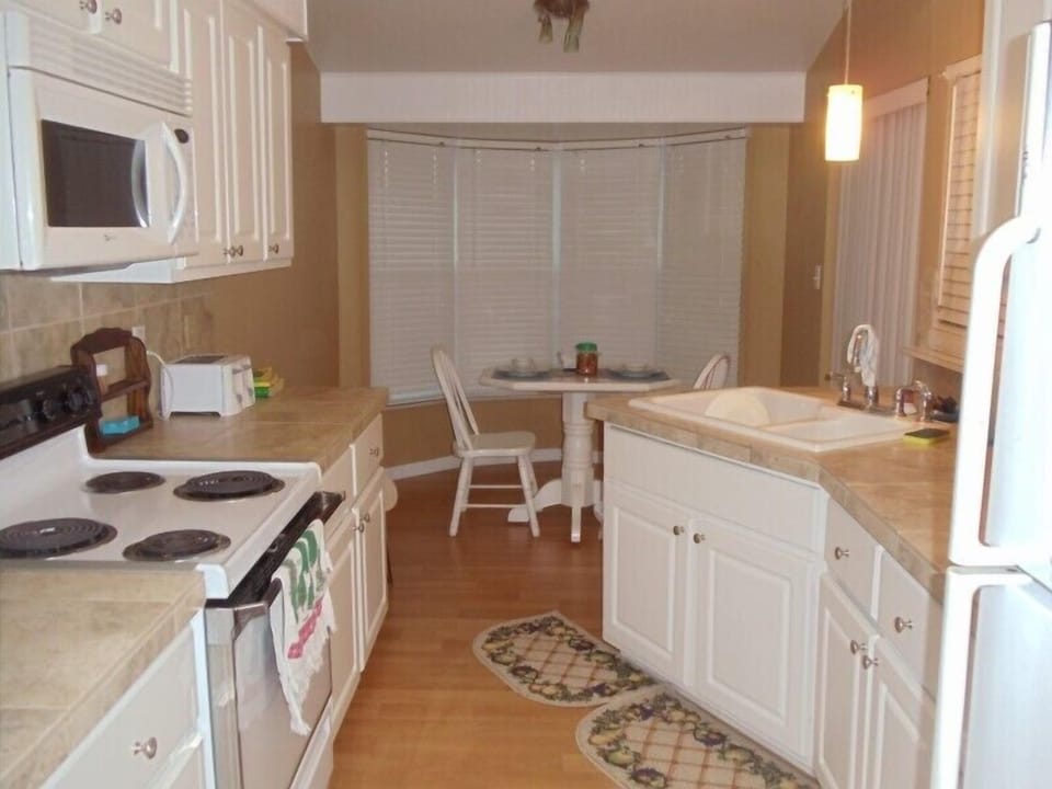 Kitchen w/nook