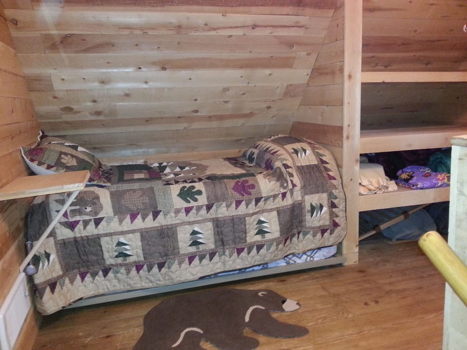 Upstairs single bed with single trundle bed in Loft area.  Storage shelf.