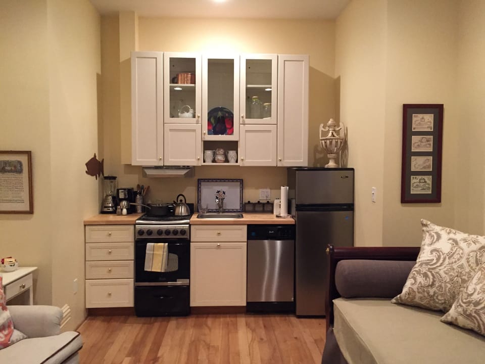 The cozy and efficient fully-appointed kitchen.