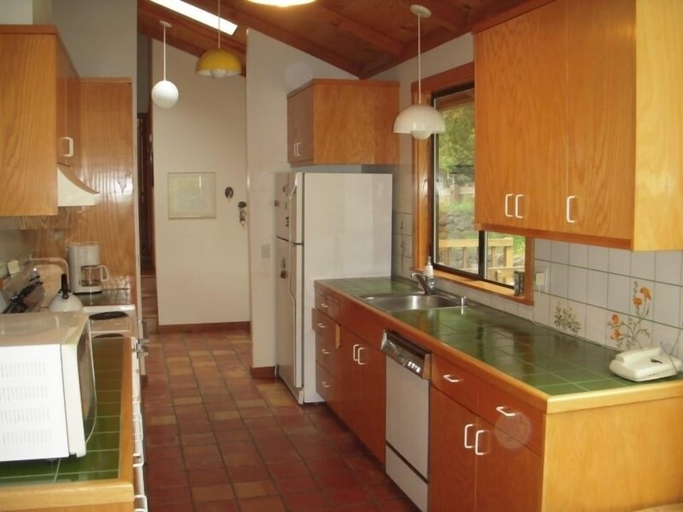 Complete kitchen with dishwasher, microwave