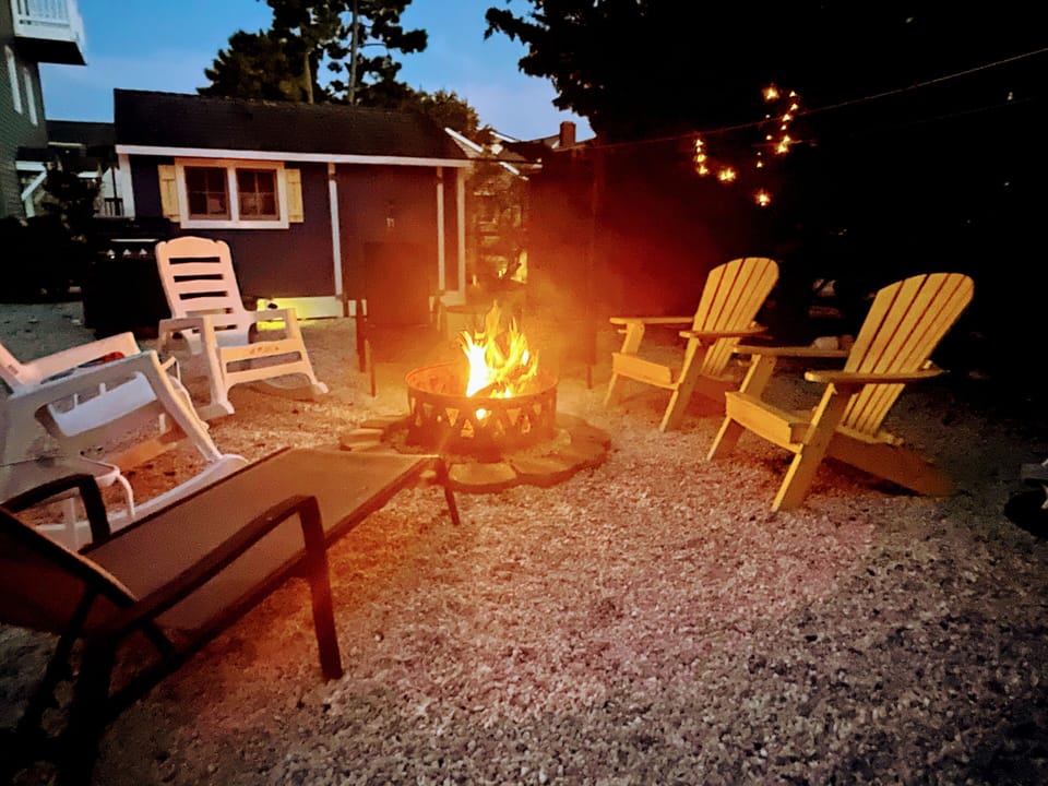 Year round fun - fire pit & wood!...and oversized hammock