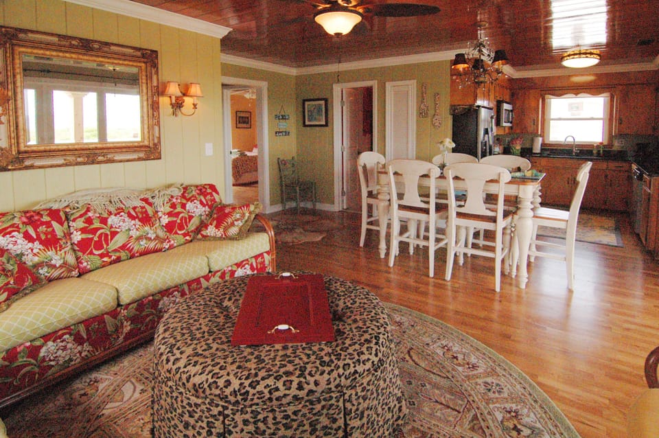 Intimate, open living dining area... with fantastic ocean view!!!