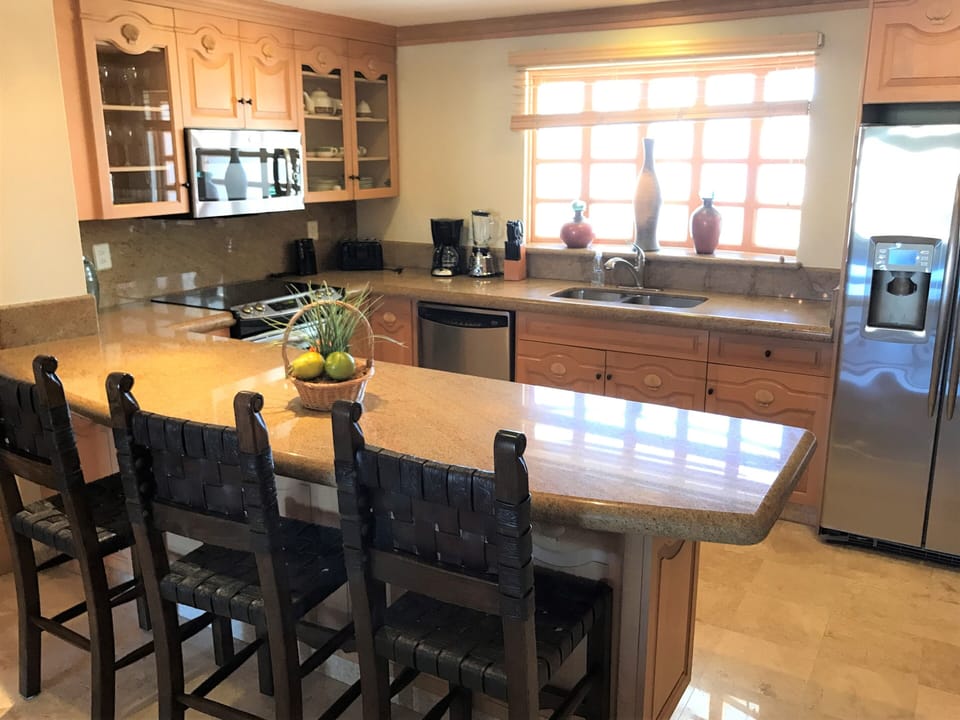 Kitchen with Stainless Steel Appliances, Granite Counter-Tops, Fully Equipped
