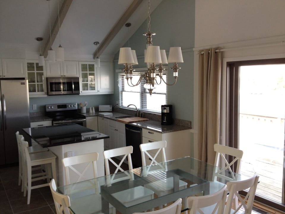 Island Kitchen and Spacious Dining Area