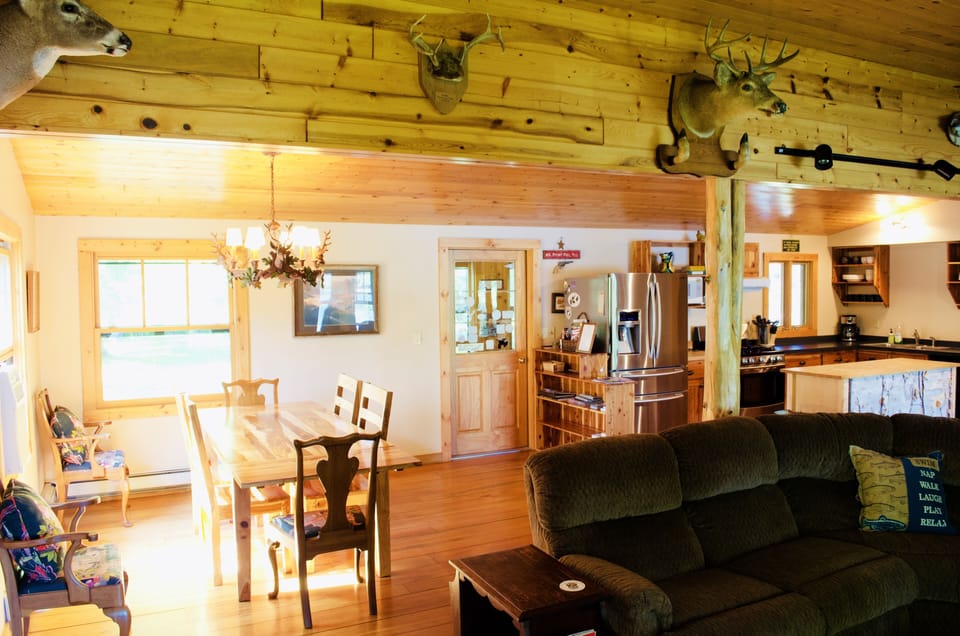 Dining area off of kitchen can seat 8
