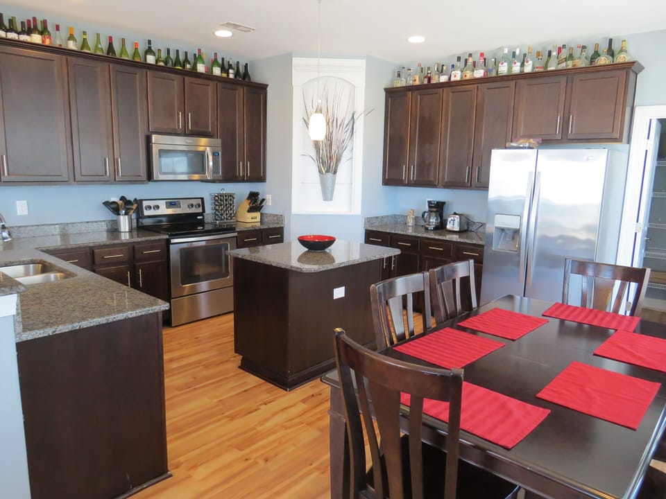 Spacious kitchen & dining area