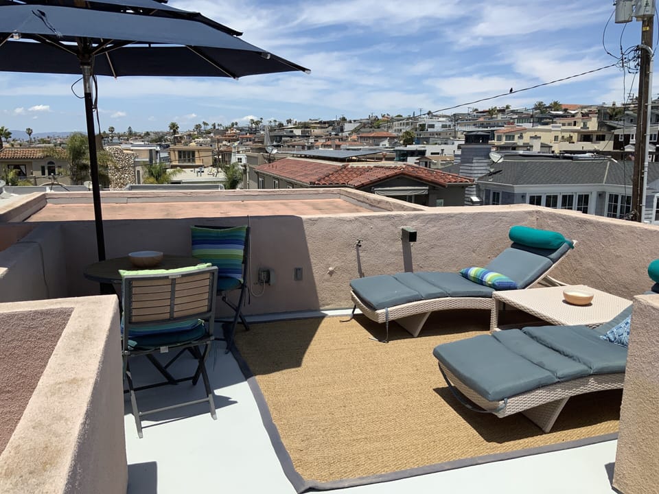 Shared rooftop, North lounge area with city and ocean views. Relax and enjoy!!!
