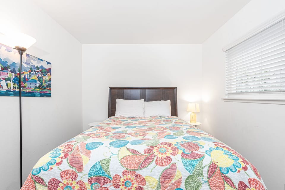 Third bedroom outfitted with Queen bed, linens, and closet. Located along central hallway.
                