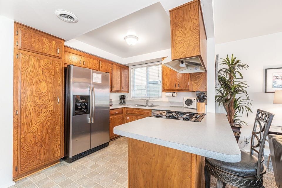 Kitchen is fully-stocked with dishes, cooking, baking and meal prep gear. All standard large and small appliances included. See listing description for more supply details.
                