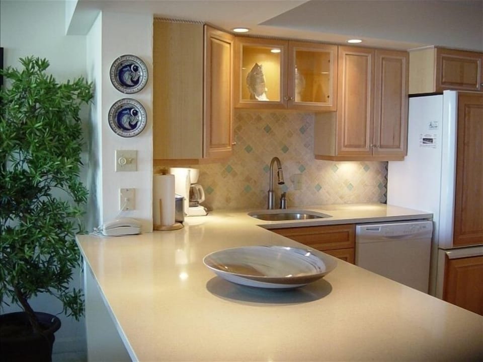 Open kitchen with bar