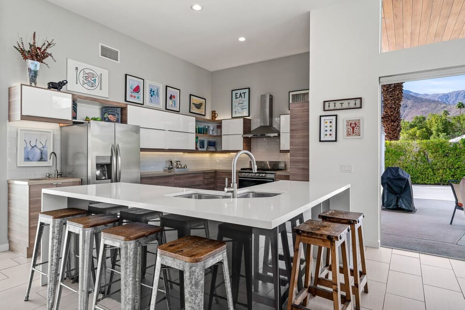 Chef`s Kitchen, Marble Waterfall Bar and Space to Gather