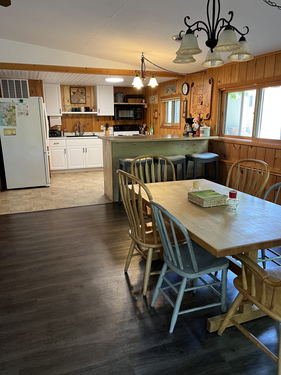 Seating for 6 at table, 3 more at the bar.