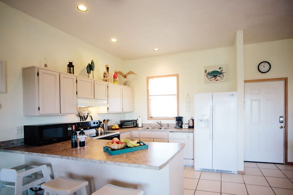 Fully furnished kitchen.