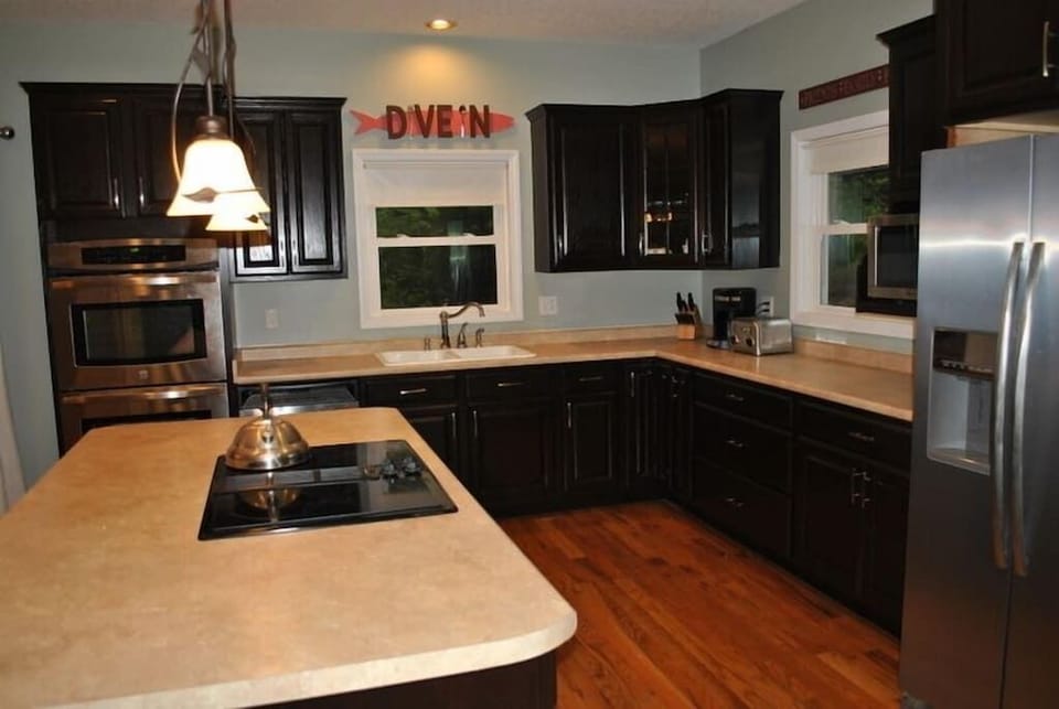 Fully equipped kitchen: double oven, extra ice maker, extra fridge downstairs