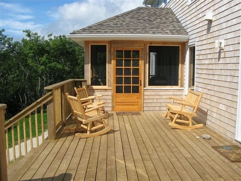 Open Veranda & Screened in Porch