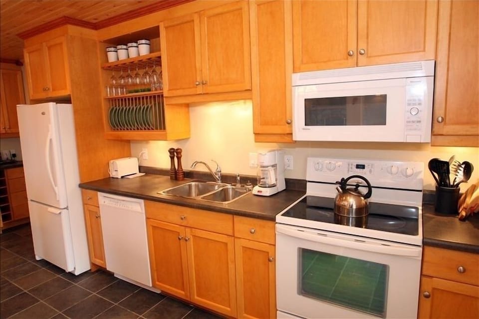 Reverse angle of the kitchen
