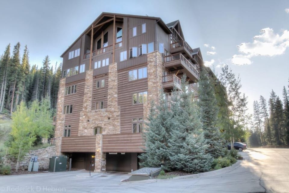 Convenient underground parking and ski-in/ski-out location. Walk to restaurants.