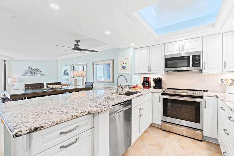 Full Kitchen w. Granite Tops