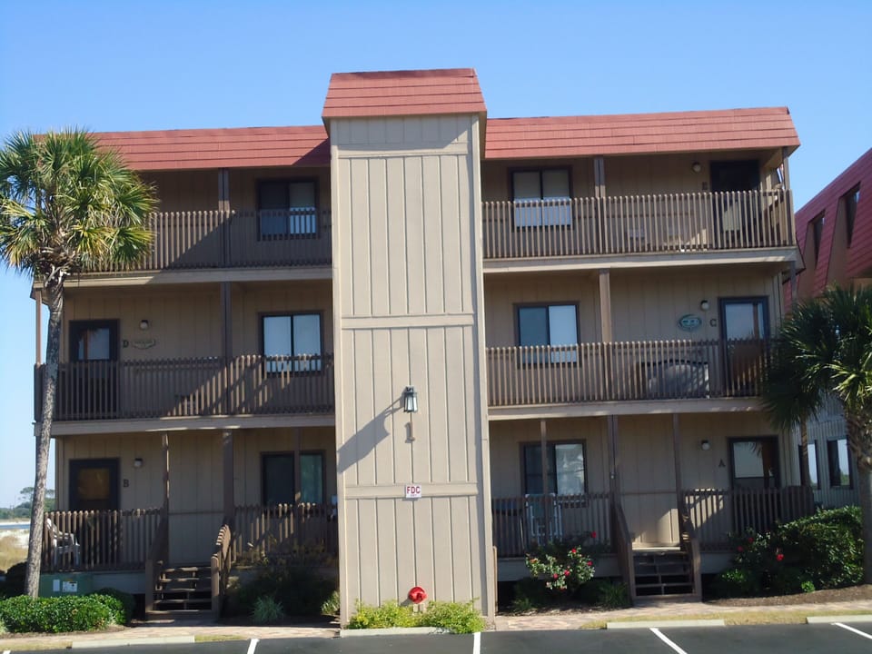 Unit 1-E is on top right of building