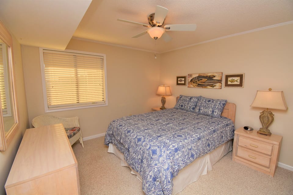 Front Bedroom (Queen Bed)