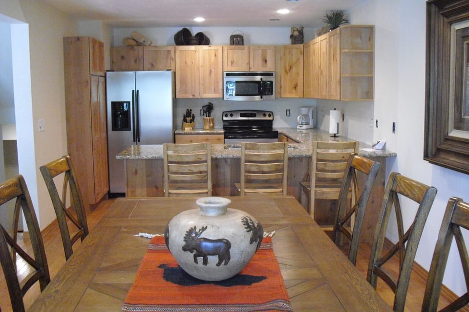 Beautifully remodeled kitchen/dining area- spacious!