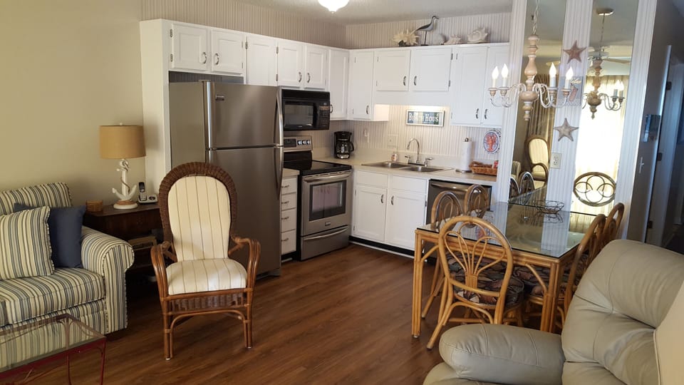 Eat light or cook elaborate meals in the fully equipped kitchen.