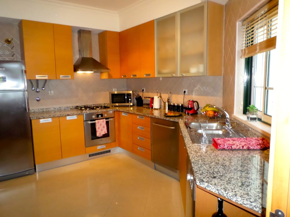 Fully Fitted Kitchen