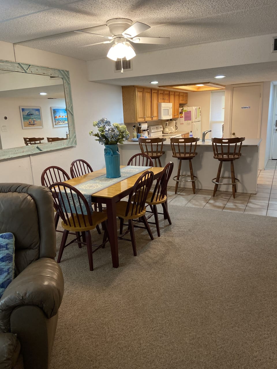 Kitchen Table / bar area seating 