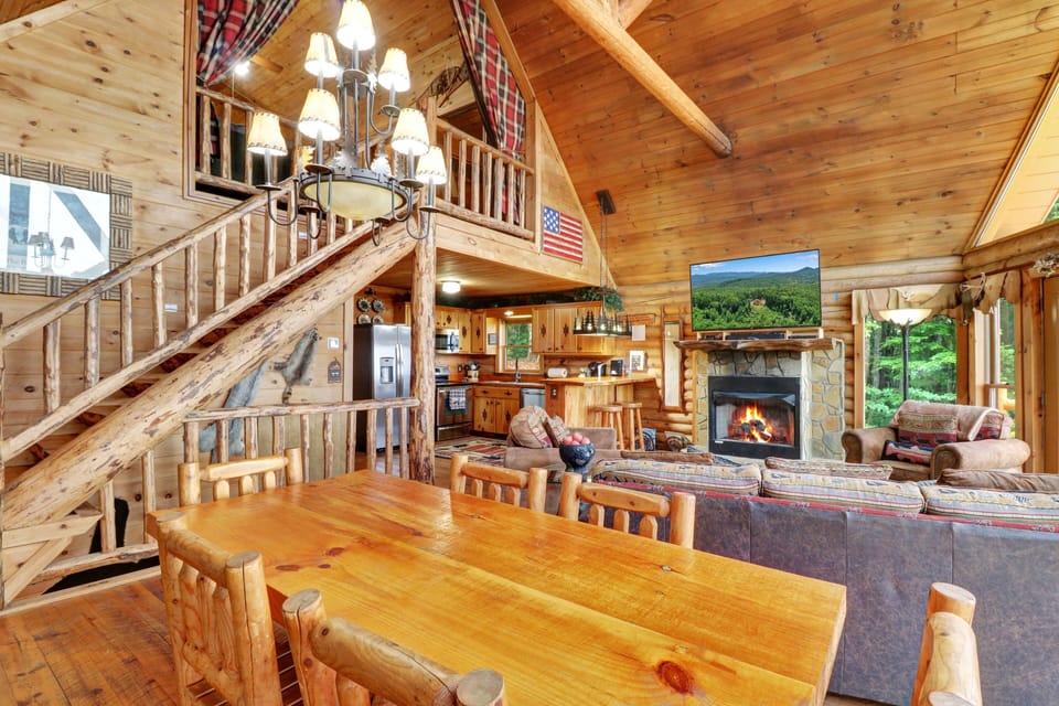 Large, open floor plan livng room.