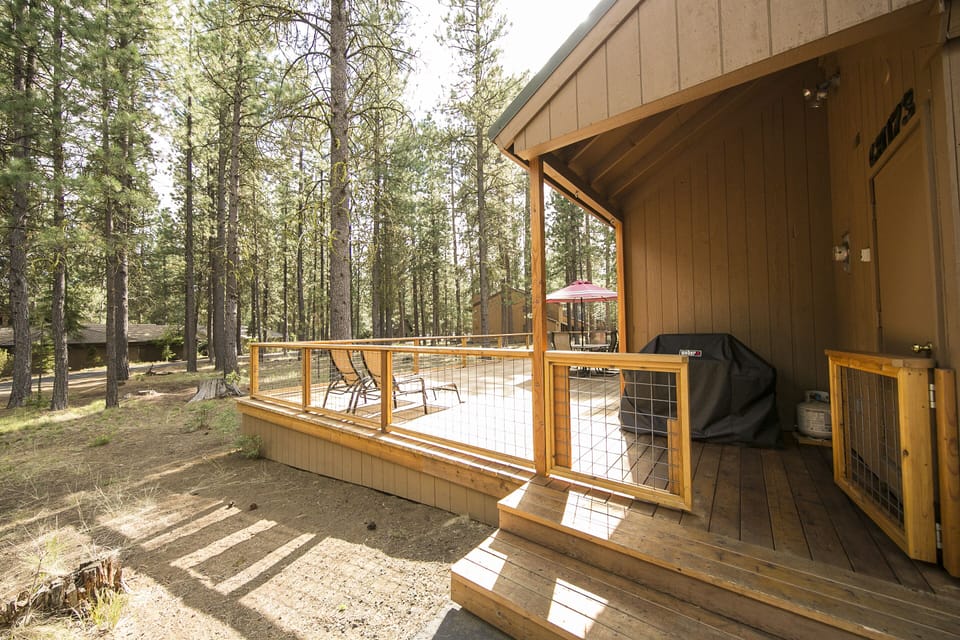 Large gated deck w/Weber grill