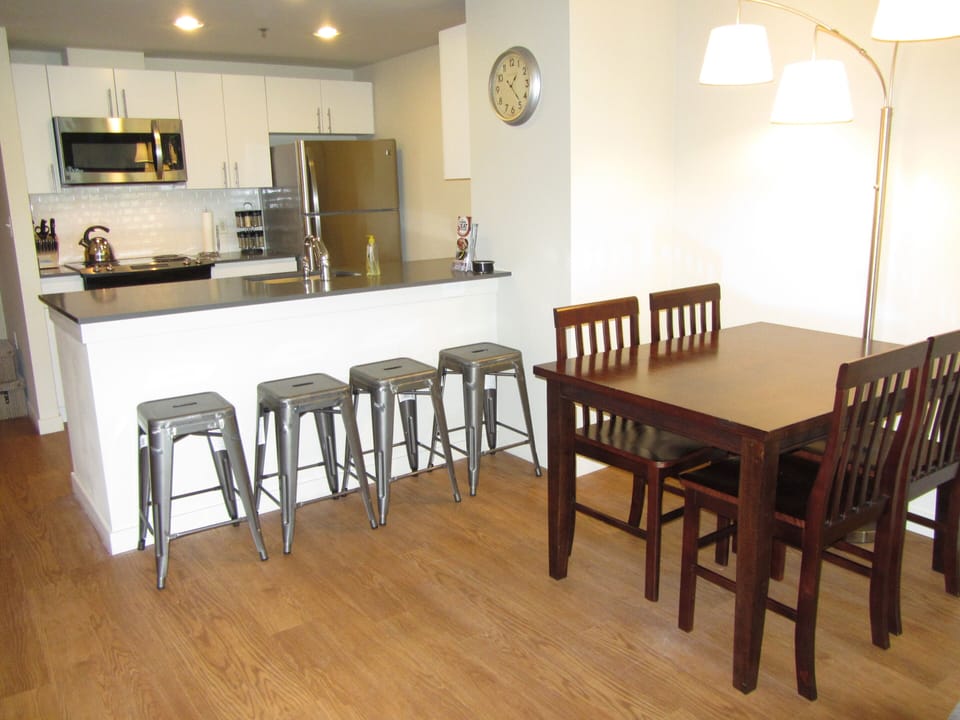 Dining area for 4, plus 4 more stools at breakfast bar