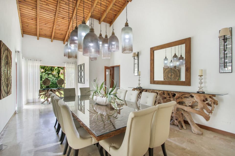 Las Cañas 20: formal dining room with seating for 12 people