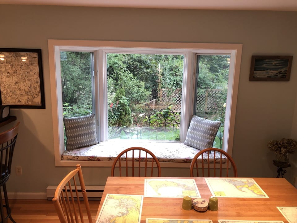 dining room looking east to window bay seats