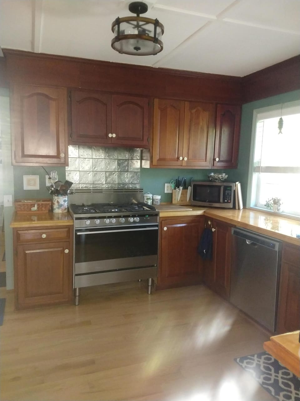 Here's the kitchen with all the necessary amenities. 
