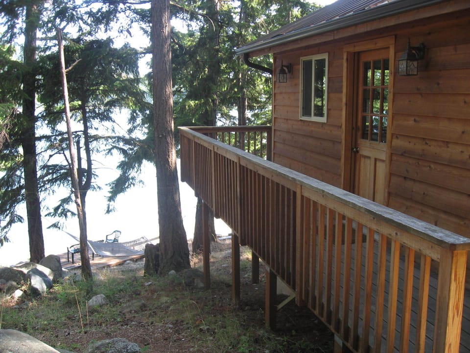 Guest cabin entry/deck