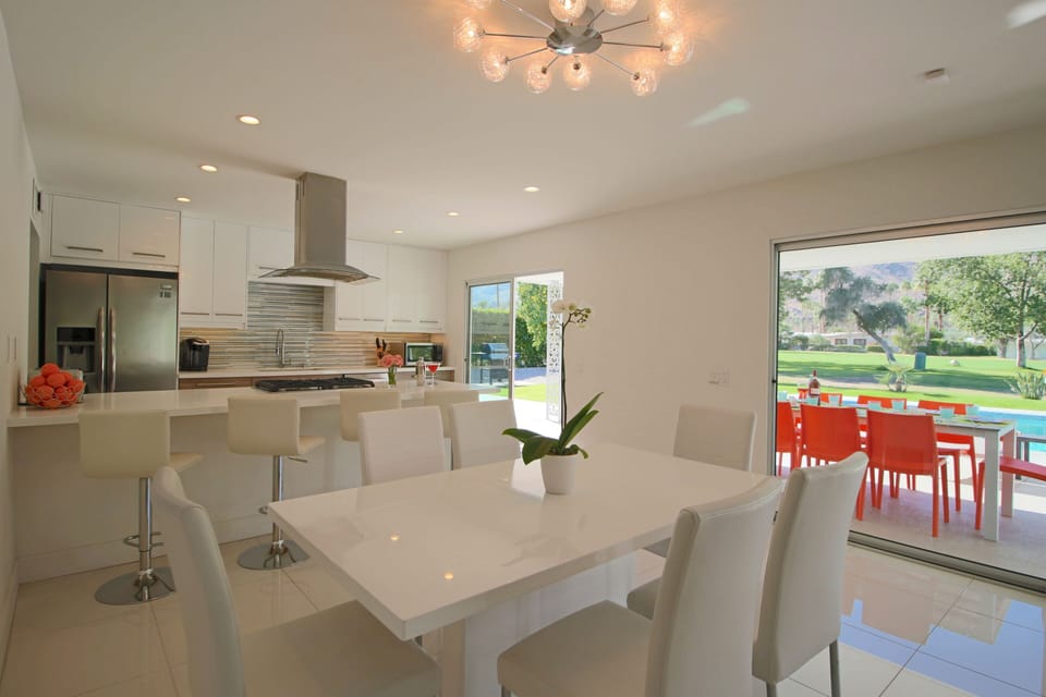 Open flow through the dining area and into the kitchen