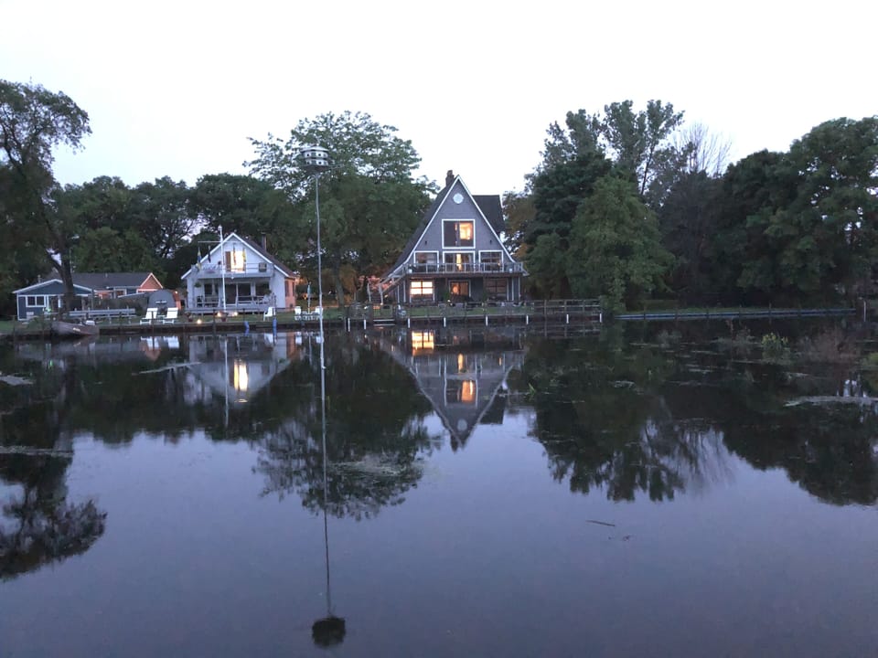 A lovely waterfront chalet with boat dock-bring your boat!